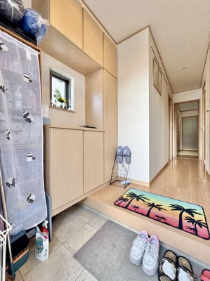 【玄関】 | 葛飾区西水元5丁目中古住宅 | 【玄関】玄関には大型のシューズクローゼットを設置しておりますのでいつでもスッキリりとした空間を保てます。玄関周りを清潔に使うのはとても大事なことですよね。