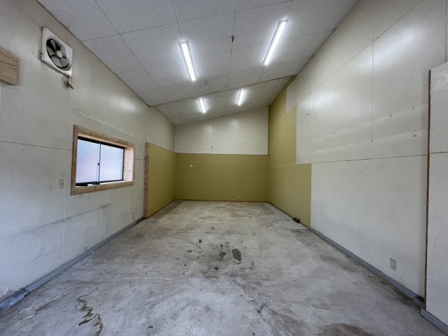 久々知西町二丁目貸工場の居間・リビング