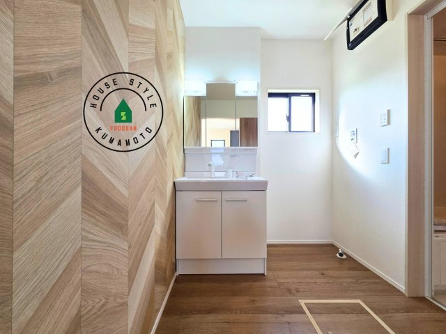 菊池郡大津町大字町第10‐2棟(1号棟)の内観：施工例|毎日使うものだから清潔な空間を保ちたい水回り。洗面にはそんな願いを解消させてくれる収納アイデアが満載です。三面鏡の裏側にはキャビネットが現れ小物から背の高い物まで収納できます。