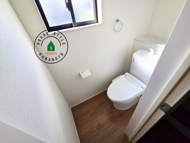 菊池郡大津町大字町第10‐2棟(1号棟)の内観：施工例|温水洗浄便座を完備しております。2ヶ所にトイレがあるのは朝の慌ただしい時間も安心です。