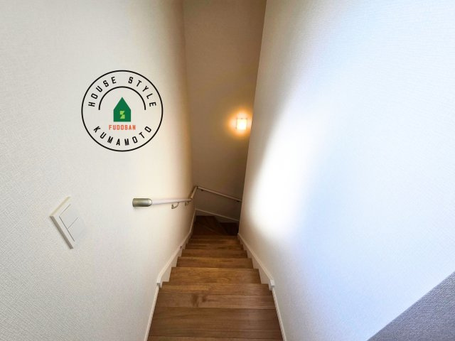 菊池郡大津町大字町第10‐2棟(1号棟)の内観：施工例|階段からも明るい光が入ります。採光や通風も階段の重要な役割です。