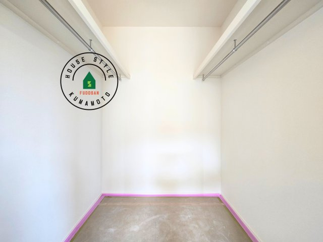 菊池郡大津町大字町第10‐2棟(1号棟)の内観：施工例|洋服や大きな荷物が多い方や人数の多いご家族などは、一般的なクローゼットよりもウォークインクローゼットのほうが使い勝手が良いです。