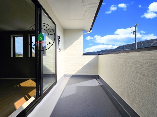 菊池郡大津町大字町第10‐2棟(1号棟)の外観：施工例|風をしっかりと感じられるバルコニーでは、毎日が洗濯日和です。広々としているので洗濯も楽しくなるでしょうし、気分転換にバルコニーからの眺めを楽しむのもいいでしょう。