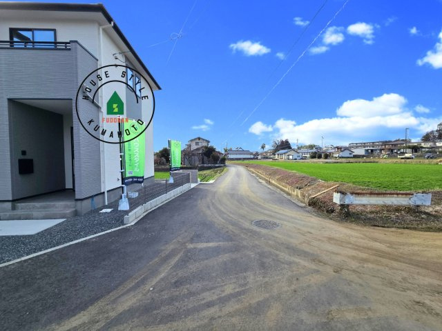 菊池郡大津町大字町第10‐2棟(1号棟)の前面道路含む現地写真|前面道路は閑静な住宅地をはしる車通りの少ない道路。お車の出し入れが苦手なママや小さなお子様にも安心ですね。しっかり舗装もされているので、ベビーカーや自転車で通っても快適に通行できます。