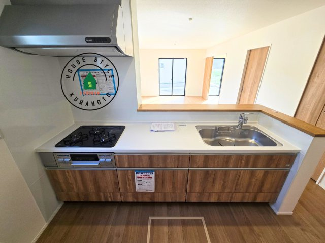 菊池郡大津町大字町第10‐2棟(1号棟)の内観：施工例|ご家族を近くに感じられる対面キッチンのLDK。会話もはずみそうですね。