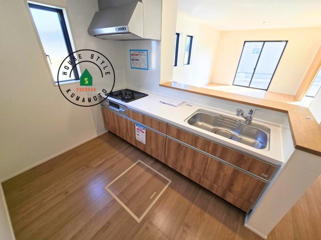 菊池郡大津町大字町第10‐2棟(1号棟)の内観：施工例|ダイニングテーブルへの配膳がラクラク、お料理はかどるカウンター付きシステムキッチン！