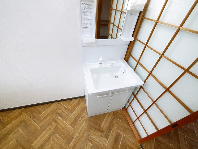 ロイヤル学園前P-Ⅱの洗面所|広い洗面スペース