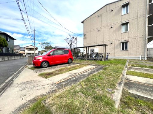 メゾン・シュシュの駐車場|カースペースがあります