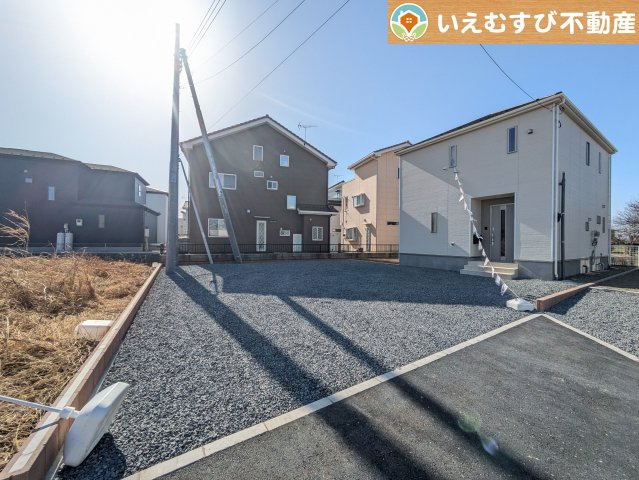 Cradle garden　太田市下田島町第5の駐車場|並列3台駐車可能なゆとりのカースペース
複数台車をお持ちでも、お友達が遊びに来てもゆとりの駐車スペース！