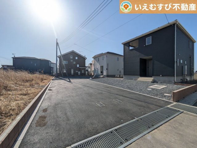 Cradle garden　太田市下田島町第5の前面道路含む現地写真|充分な広さの前面道路
間口が広くお車の出し入れも問題なく行えるスペースが確保されています♪
