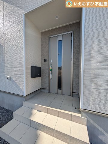 Cradle garden　太田市下田島町第5のエントランス|落ち着いた色づかいのエントランス
駐車場からアクセスの良いエントランス。雨の日や荷物が多くても安心の動線♪