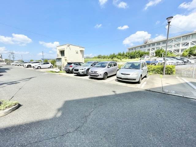 香里三井第四次住宅A30号棟の駐車場|駐車場に車を止められます