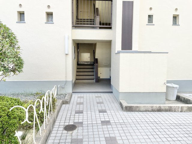 香里三井第四次住宅A30号棟のエントランス|毎日通るエントランスはこのようになっています