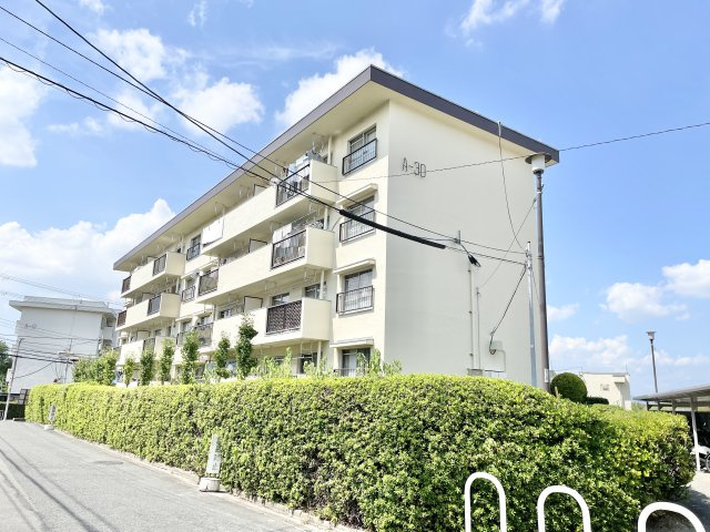 香里三井第四次住宅A30号棟の外観|きれいな外観です