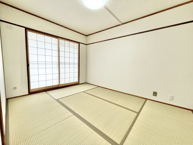 香里三井第四次住宅A30号棟の寝室|落ち着いた色調の寝室です