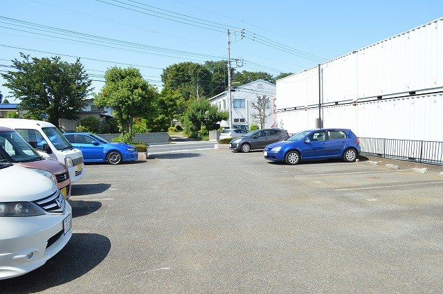 クレール清水の駐車場