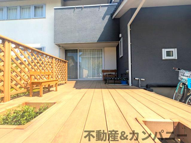 南白水の広々メーターモジュール築15年のおうち！！のバルコニー|樹脂のウッドデッキです！