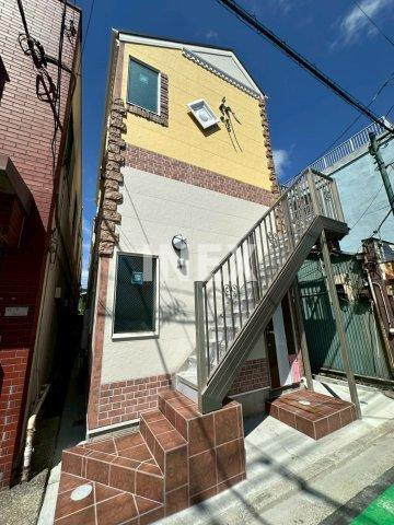 横浜市磯子区丸山２丁目のアパートのエントランス