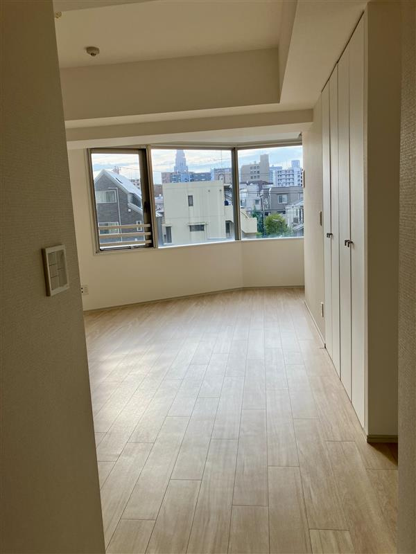 プライムアーバン四谷外苑東の居間・リビング|ゆったりとした居間です