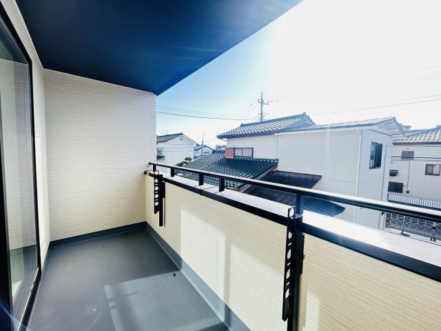 新築　高崎市双葉町　Heartful　Town　１号棟のバルコニー|現地写真　インナーバルコニーで少しの雨なら濡れずにすみます。天気が怪しいけど…という悩みも解消ですね!									

