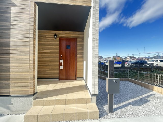 新築　高崎市双葉町　Heartful　Town　１号棟の玄関|現地写真　ポストと一体型のTVモニターホンでセキュリティ安心！
