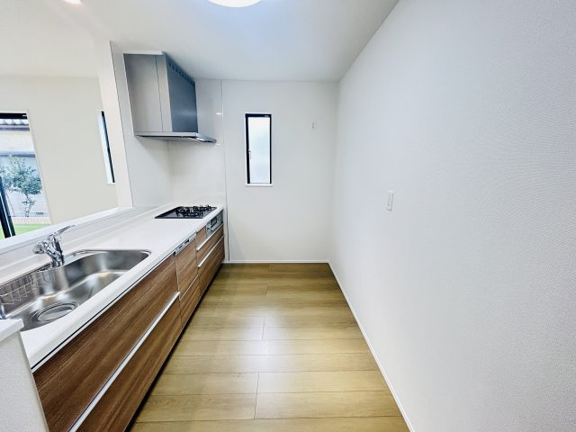 新築　高崎市双葉町　Heartful　Town　１号棟のキッチン|現地写真　間口2550ｍｍで作業スペースも広々！換気扇も汚れが付きにくくお掃除がし易い設計です。
