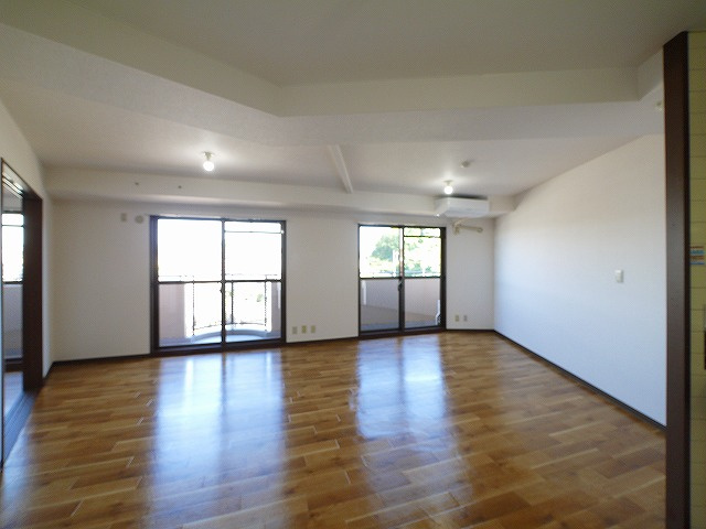 タワーア・ラ・モードの居間・リビング