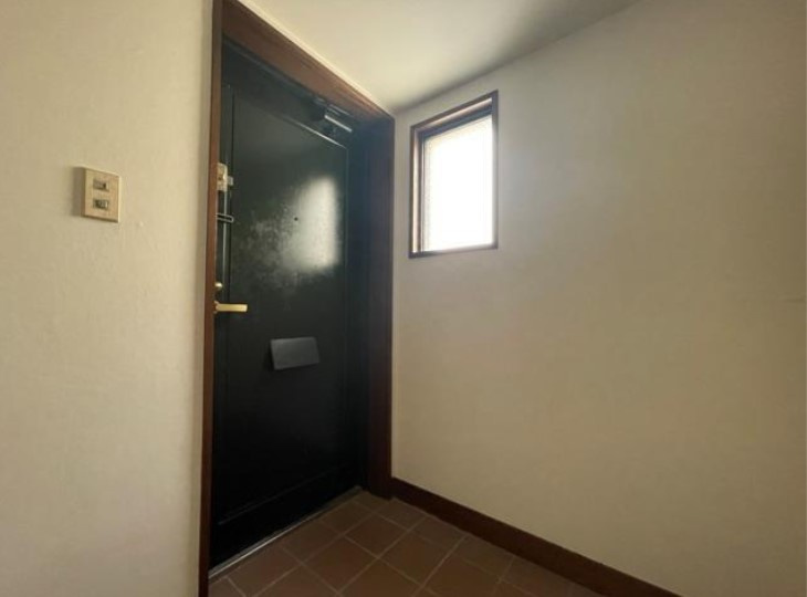 ローレル東生駒の玄関