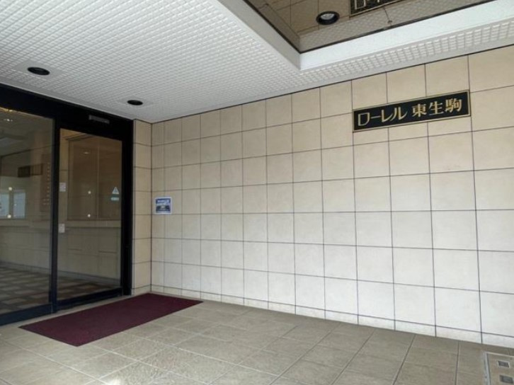 ローレル東生駒のエントランス