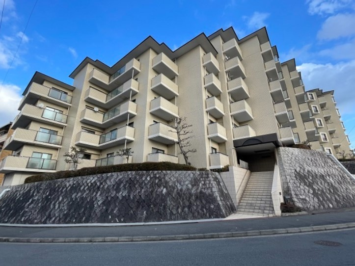 ローレル東生駒の外観