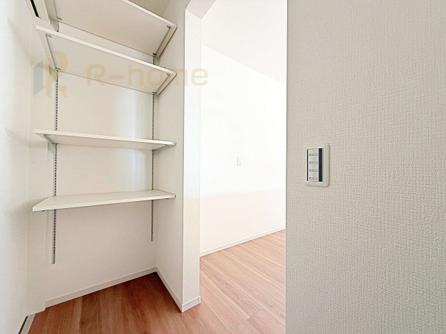 つくば市今鹿島9期　新築戸建て　2号棟の収納|キッチンにはパントリーを設置！キッチン回りの整理整頓の悩みも解決♪