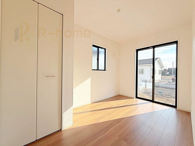 つくば市今鹿島9期　新築戸建て　2号棟の洋室|どんな部屋家具も合わせやすいシンプルな洋室！
たっぷりの日差しと心地よい風が舞い込む住まい♪