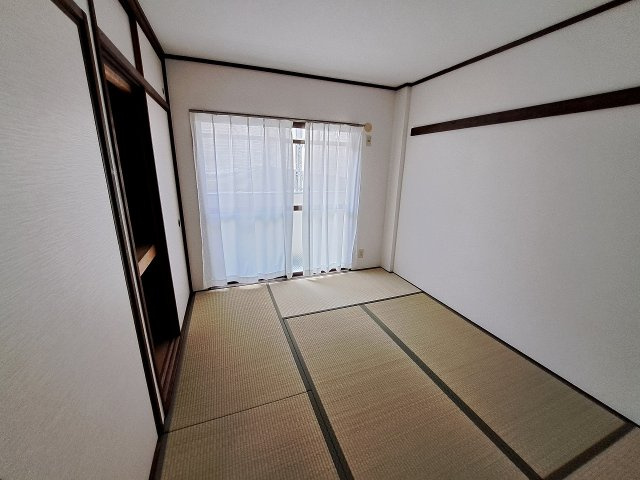 ハイツ南甲子園の和室