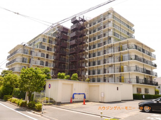 【外観】 | 陽光浴びる外観がシンプルな外観をより際立たせ、人々の記憶に存在感を植え付けます。