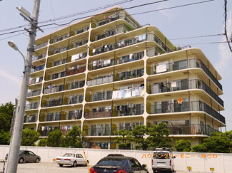 【外観】 | 陽光浴びる外観がシンプルな外観をより際立たせ、人々の記憶に存在感を植え付けます。