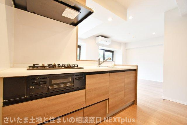 サーパス上尾のキッチン|シンク・コンロまわりは“手入れのしやすさ”が勝負。汚れが溜まりやすい角や継ぎ目が少ないと、家はきれいが続きます。使うほど差が出る場所なので、現地では水栓の状態や収納量も一緒に確認しましょう。