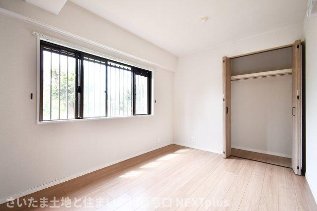 サーパス上尾の洋室|主寝室は“寝るだけ”じゃもったいない。読書やストレッチの余白があると、1日の終わりが静かに整います。クローゼット位置も要チェック。ベッド配置と動線を想像しやすい一枚、朝の支度もスムーズに。