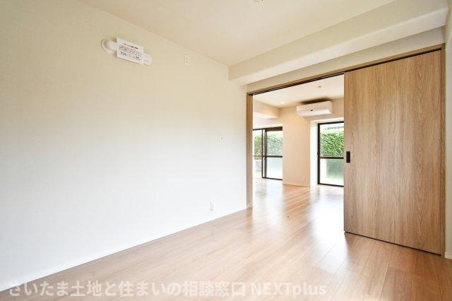 サーパス上尾の洋室|洋室①5.5帖：リビングからスライドドアで行き来できるので、お子様のはじめての一人部屋におすすめです。すぐ隣のリビングにご家族がいるという安心感を持ちながら、お子様一人だけの空間を作ることができます！