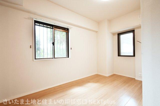 サーパス上尾の洋室|洋室②5.4帖：２面の窓からあたたかい日差しが差し込む明るいお部屋です。白を基調とした壁で、より開放感のある空間となっております。主寝室の他に、書斎や趣味のお部屋にもおすすめです。