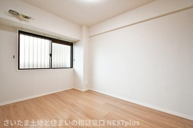 サーパス上尾の洋室|子ども部屋にも在宅ワークにも使える一室。家具配置がしやすい形だと、成長や働き方の変化にも対応。収納量と窓位置まで確認して『次の5年』の暮らしを想像できる部屋です。机も置きやすいのが嬉しい。