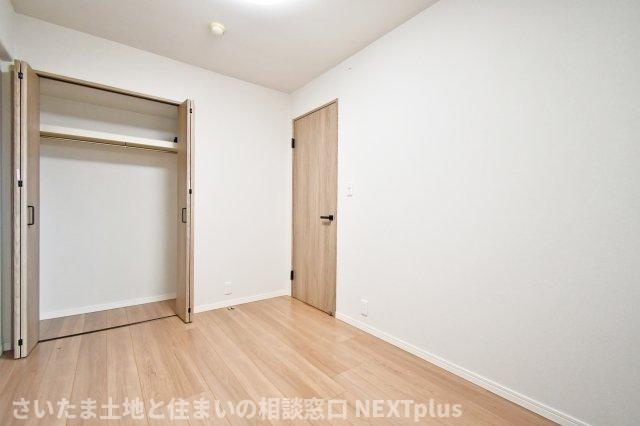 サーパス上尾の洋室|もう一部屋は趣味・収納・来客用にも。『とりあえず置く』が減ると家は片付きます。余白がある住まいは気持ちにも余裕。レイアウト替えまで想像できる、使い勝手の良い空間です。家族の変化に強い一室。