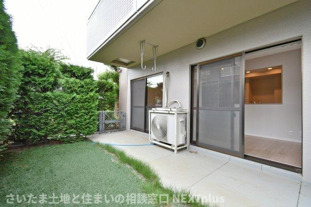 サーパス上尾の庭|庭とリビングがつながるアウトドアリビング。窓を開けるだけで空が近く、家の中が一段広く感じます。休日のブランチも、子どもの遊びも視界の届く距離に。外からの視線と風通しは現地でチェック。