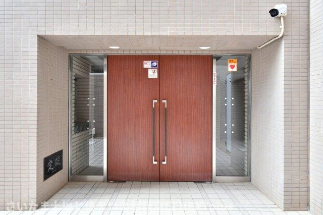サーパス上尾のエントランス|エントランスや共用部は管理の“顔”。掲示板の内容、清掃の行き届き方、照明の明るさで住民の空気が見えます。暮らしの安心は部屋だけでは決まりません。内見ではゴミ置場・駐輪場も確認を。