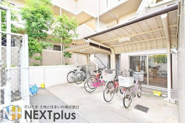 サーパス上尾の駐輪場|駐輪場は毎日の“使いやすさ”が大事。混雑や動線、幅でストレスが決まります。電動自転車や子ども用も停められるか、屋根の有無と台数、ルールを現地で確認。通勤・通学の快適さはここで決まります。