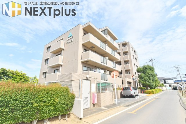 サーパス上尾の外観|外観は落ち着いた佇まいで、派手さより長く飽きない安心感。築年数が気になる方ほど、外壁の傷みや雨樋、共用部の清掃を要確認。写真の印象と現地の管理状態をセットで見て、納得して選びましょう。