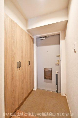 サーパス上尾の玄関|玄関は家の第一印象。落ち着いた色味が帰宅の疲れをふっと下ろします。ベビーカーや外遊び道具の出し入れは幅で差が出るので要確認。扉を開けた瞬間の空気感まで、現地で相性チェック。毎日が変わります。