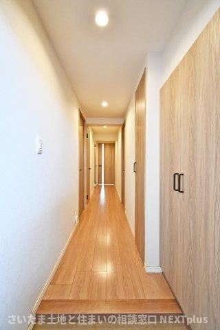 サーパス上尾の玄関|廊下は生活のクッション。音や視線を受け止めてくれるから、家族それぞれの時間も守れます。玄関→各室→水回りが迷わない動線だと、子どもの支度もスムーズ。地味だけど満足度が上がる場所です。