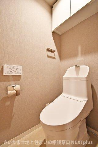 サーパス上尾のトイレ|トイレは毎日使う場所こそ快適に。清潔感が出ると、来客時も気になりません。リフォーム済の安心感に加え、収納や換気の効きまで確認すると“住んでからの小さな不満”が減ります。落ち着く空気感を写真で先取り。