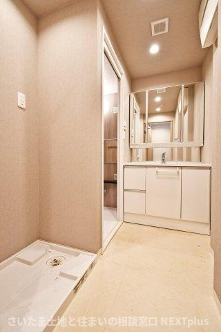 サーパス上尾の独立洗面台|洗面は朝の渋滞を減らす起点。鏡の前で身支度を整え、タオルや洗剤をまとめて置けると生活感が散らかりにくいです。お風呂→洗面→洗濯までの動線が短い家は、家事のストレスが減ります。