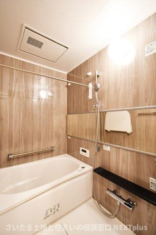 サーパス上尾の浴室|浴室乾燥機付きで、雨の日も花粉の季節も部屋干しストレスが激減。湯船に浸かって一息つける時間が、家族の機嫌を静かに整えてくれます。リフォーム済ならではの清潔感も要チェック。換気の効きも現地で確かめて。